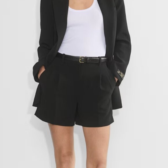 Aritzia Effortless Shorts - Picture 4 of 4